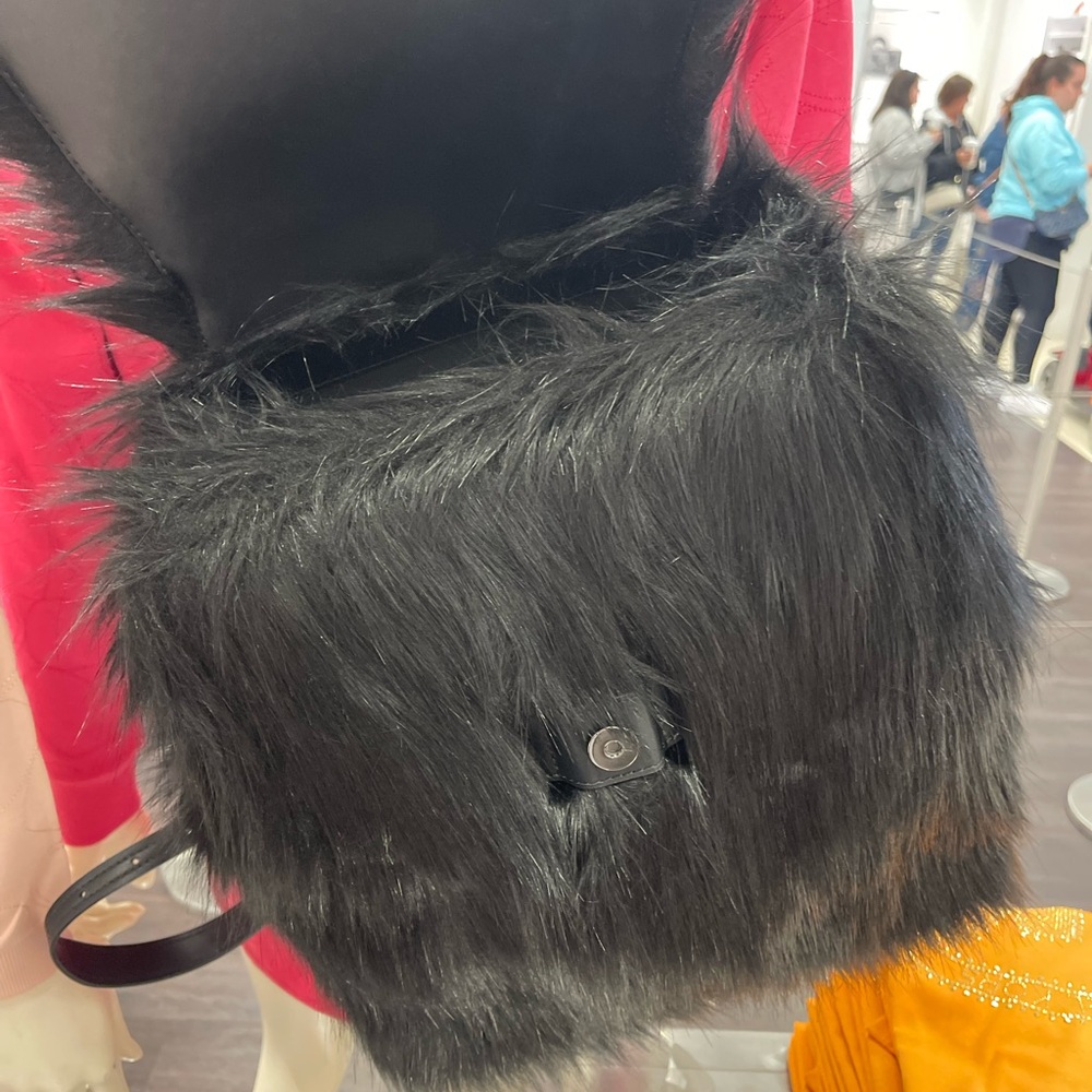MICHAEL MICHAEL KORS Quinn Medium Flap Faux Fur Backpack
Black
NWT
Live Style - Picture 7 of 16